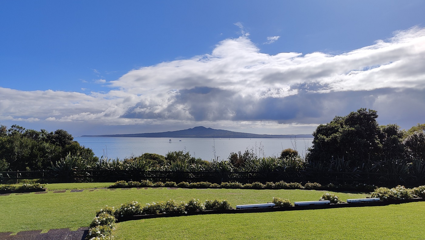 20250112044045_11334.jpg 0-9 Rangitoto 火山島-毛利文血紅天空-600年前噴發過.jpg
