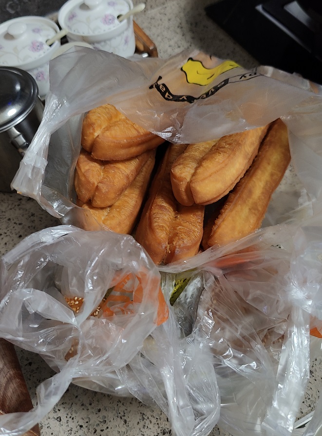 20250124040922_13851.jpg 4 8根油條4隻麻球4隻蛋黃肉粽.jpg