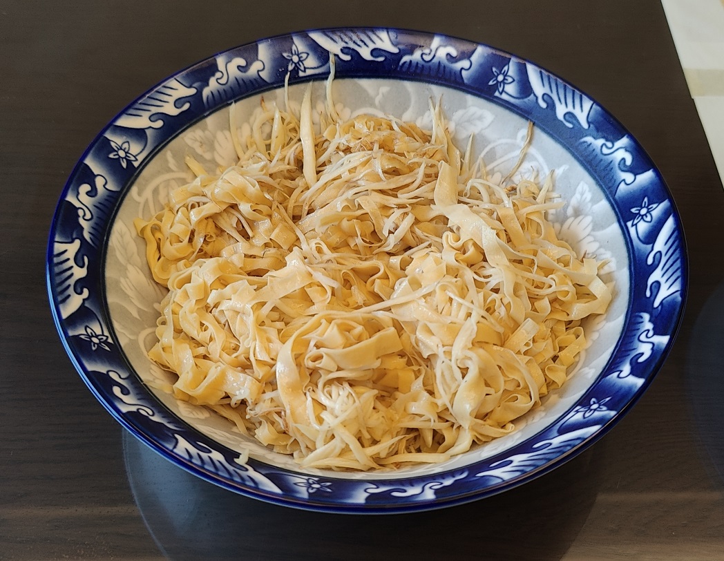 20250214045924_27749.jpg 3 茭白丝炒千张丝.jpg