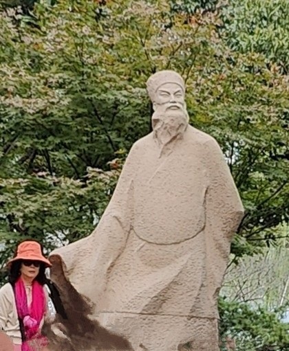 20250222043128_56822.jpg 0-1 蘇東坡紀念館人頭簇擁.jpg