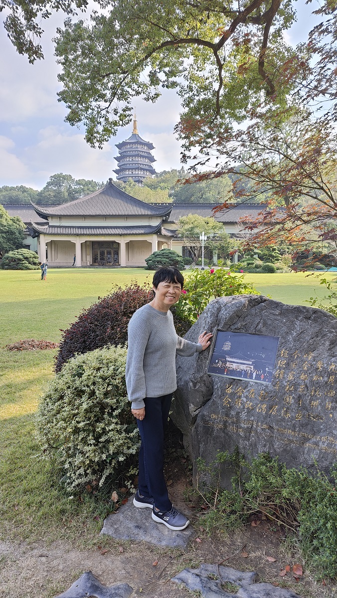 6-2 阿立嫂亮相-没有红枫有雷峰塔.jpg