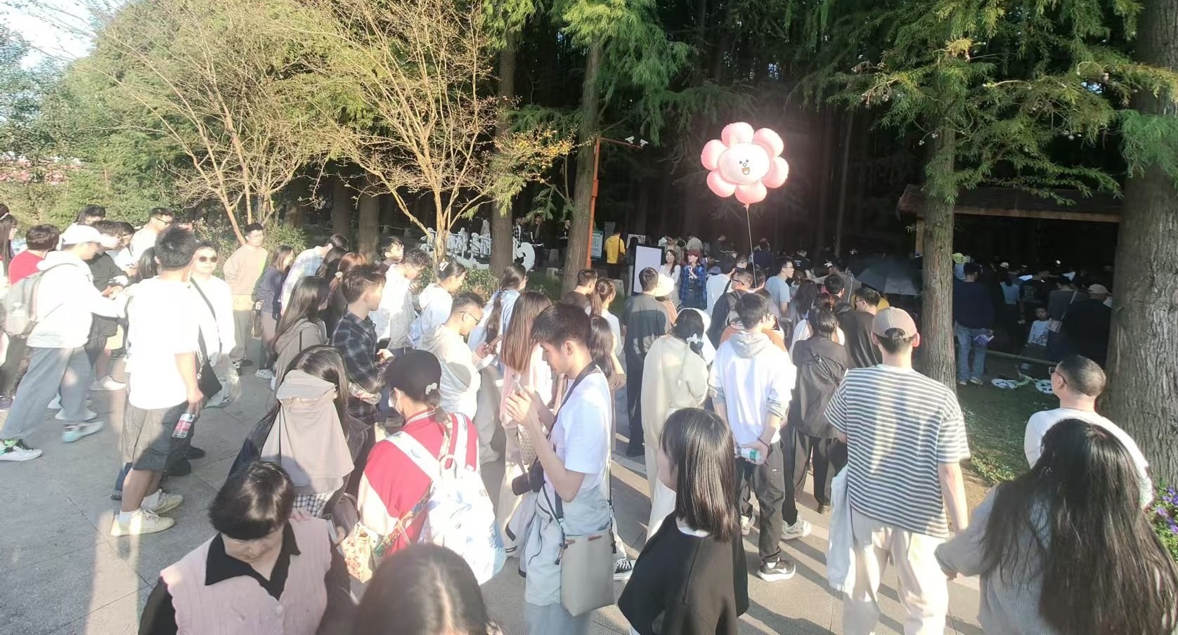 5 青山湖真的人满为患 翔翔思诗门口等我们.jpg
